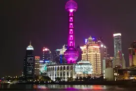 今晚，东方明珠、上海中心等沪上地标亮起粉色灯光！庆祝这个温馨的节日图片