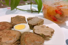 西兰花别炒着吃，加点面粉搅一搅，做成小饼干，形状诱人，特别馋图片