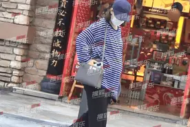 36岁李小萌挺孕肚带娃，肚大如箩仍四肢纤细，儿子正面曝光像极爸图片