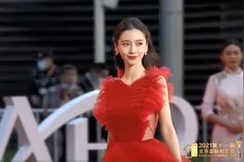 北影节红毯：AB露蝴蝶美背，董璇深V开到肚脐，姚晨满手金饰吸睛图片