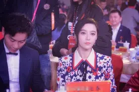 范冰冰一身碎花裙亮相春节大联欢，清新扑面魅力十足图片