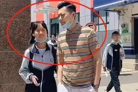 “最年轻爸爸”接女儿放学，被老师误认成男朋友：您家孩子早恋了图片