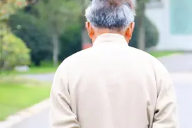头发白了，未必是老了，2种营养素及时补充，也有希望黑回来图片