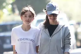 49岁加纳现身洛杉矶，12岁女儿筷子腿吸睛，网友：喝了什么成长水图片
