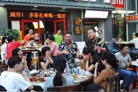 广西老板开大排档，“三人同行免单”，不亏反赚23万，简单易复制图片