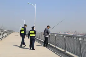 厦门海堤对垂钓者“Say NO!”图片