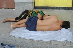 农民工夫妇俩睡在地上午休，看了让人心疼图片