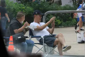 68岁李修贤罕见现身，肚腩明显心态好，执导新片却无人识图片