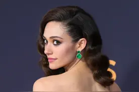 《无耻之徒》里的菲欧娜，个性率真的“御姐”范儿——艾米·罗森图片