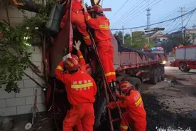 凌晨拉煤半挂车撞向门市 消防紧急救援图片