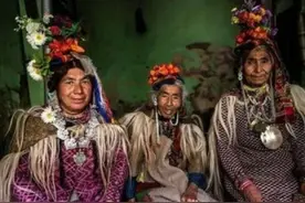 喜马拉雅山里的神秘部落，男不娶女不嫁，网友：如何繁衍后代？图片