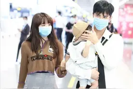 姜潮一家三口走机场，姜潮全程抱娃很熟练，麦迪娜女团打扮很俏皮图片