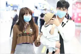 姜潮一家三口走机场，姜潮全程抱娃很熟练，麦迪娜女团打扮很俏皮图片