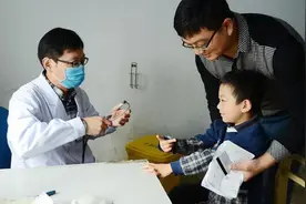 儿科医生：孩子睡觉枕边别放这3物，会引发咳嗽，导致孩子发育慢图片