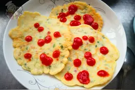 家常小煎饼，孩子吃一次就忘不了，酥软喷香还劲道，早餐最佳选择图片