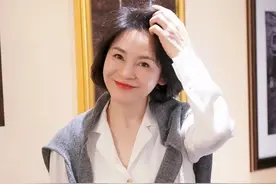 这才是中年妈妈的穿衣典范！气质优雅大方还得体，照着穿准没错图片