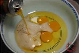 啤酒倒入鸡蛋里，真厉害，老保姆的拿手绝活，真是高手在民间图片