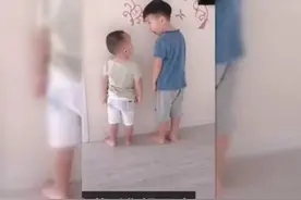 俩萌娃不小心打破妈妈香水被罚站，对话被妈妈听到，又气又好笑图片