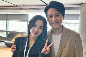 靳东被女子痴恋后罕晒照，亲密紧搂辛芷蕾！网友：不怕老婆吃醋？图片