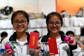 双胞胎长得一模一样，高考为防止他们作弊，做出的举措很是机智图片