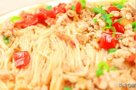 简单又营养的肉末金针菇，厨师长教你这一招，酸辣入味，拌饭一绝图片