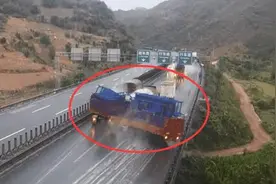 4辆货车在高速公路同一位置打滑转圈，雨天行车需谨慎！图片