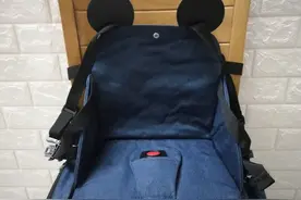 迪士尼妈咪包折叠可坐餐椅包，功能多，秒变餐椅，外出携带方便图片