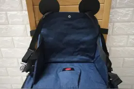 迪士尼妈咪包折叠可坐餐椅包，功能多，秒变餐椅，外出携带方便图片