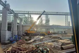 工地来了辆利勃海尔吊车，猜猜多大吨位？图片