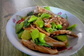 自制家常美食：猪脆骨这样做超好吃，一口一块嘎嘣脆，好过瘾图片