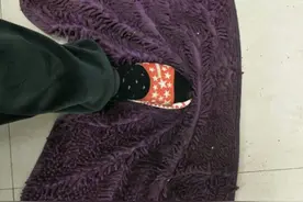 家里脚垫打滑，一招帮你巧固定，甭管是地砖还是木板都管用！！！图片