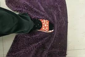 家里脚垫打滑，一招帮你巧固定，甭管是地砖还是木板都管用！！！图片