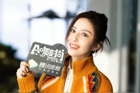 佟丽娅最新造型美回巅峰！穿大地色棉服拍大片，状态太好像少女图片