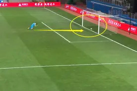 致敬南雄太！中甲土豪门将发球直接扔进自家大门，后卫无奈跪地图片