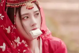 鞠婧祎绑架戏份被嘲不敬业，嘴里像含了块豆腐，铁刘海躺着也不歪图片