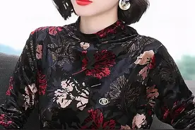 中年妈妈尽量少穿毛衣，建议多穿这样的打底衫，修身显瘦又显气质图片
