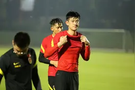 一线备战 | 阿兰缺席国足合练，颜骏凌直言已为12强赛做好准备图片