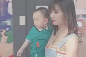 抱着孙子被当成少女？“最嫩奶奶”走红网络图片