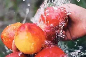 网传国产碱面洗桃子变黑 只因里有毒？图片