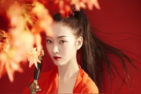 宣璐古装写真，手执长剑，眼神凌厉，气质冷艳，英气十足图片