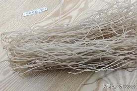 家里有粉条的，用水泡一泡，出现这种情况尽早扔掉，别吃了图片