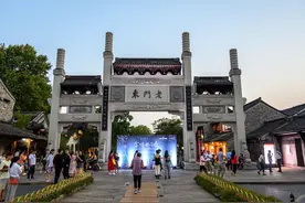 南京老门东，再现了老城南传统古民居风貌，夜色下尽显古香古色图片