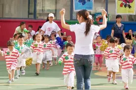 幼儿园开运动会，老师要求全体宝贝穿白鞋，放学后家长群热闹了图片