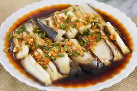 蒸茄子，不要切了就上锅蒸！教您一招，茄子蒸好不发黑，雪白鲜嫩图片