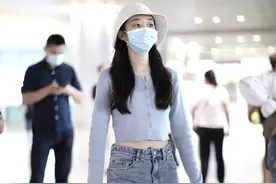 “林黛玉”蒋梦婕现身机场，双眼无神一脸疲惫，走路都快要睡着图片