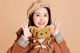 陈都灵带货冬装了，粉色羽绒服+超短裙，秀美腿满屏娇嫩的少女感图片