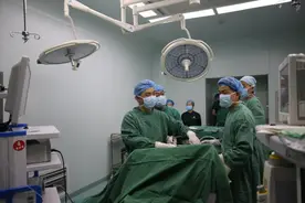 营山：华西专家主刀 | 成功开展全县首例胸腔镜微创肺癌根治术图片