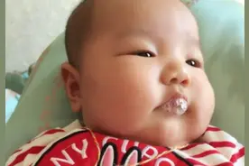 宝宝喜欢“吐泡泡”，难道只是在玩耍？还有三个原因宝妈需要知晓图片