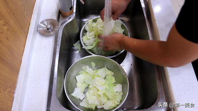 天热没食欲？厨师长有妙招，包菜配上五花肉，这小炒真下饭