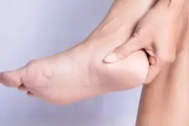 足跟疼痛难忍？原来都是足底筋膜炎在作怪...图片